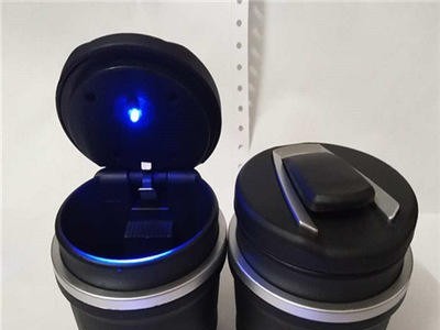 便携式汽车汽车 led 烟灰缸与汽车标志