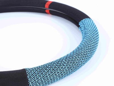 全新设计透气舒适的黑色通用方向盘套，由冰丝面料制成，带拼接