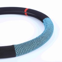 全新设计透气舒适的黑色通用方向盘套，由冰丝面料制成，带拼接